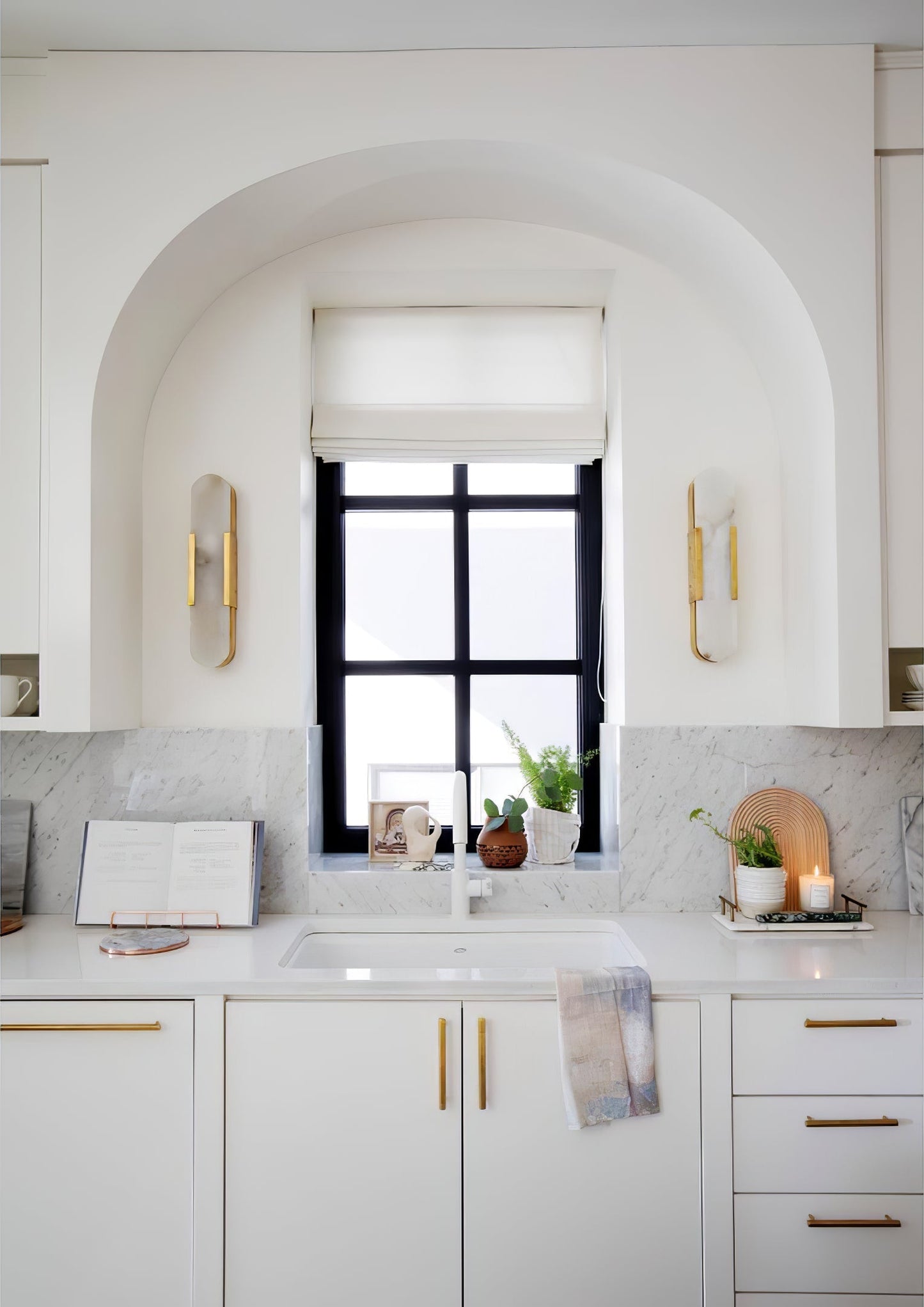 Väggapplikation i förlängd och elegant alabaster - Stilfull elegans med chic mässingsdetaljer