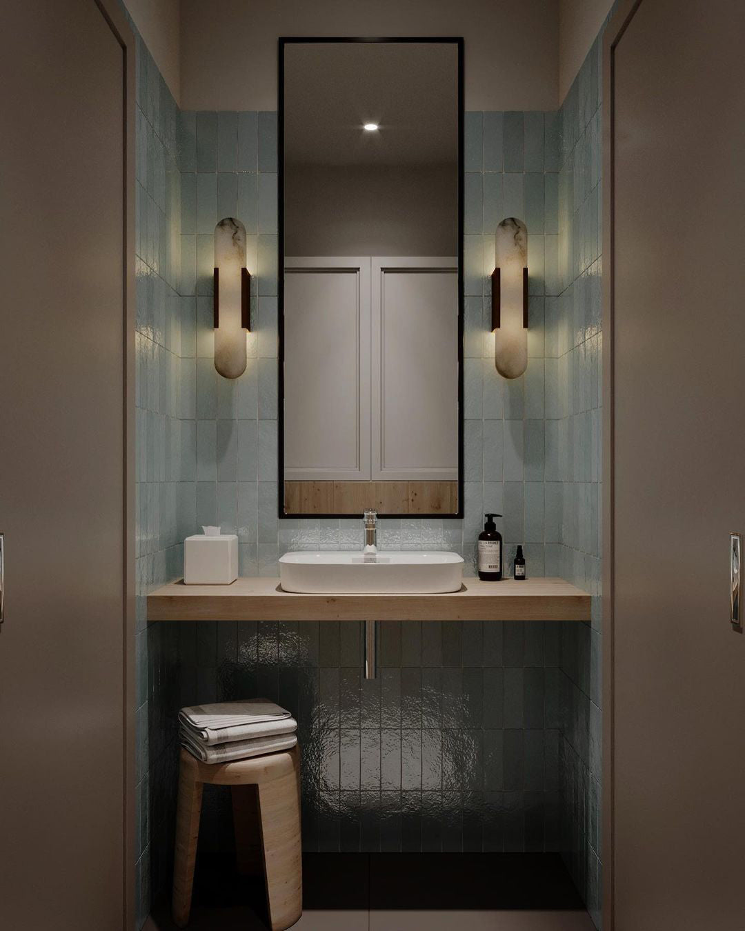 Väggapplikation i förlängd och elegant alabaster - Stilfull elegans med chic mässingsdetaljer