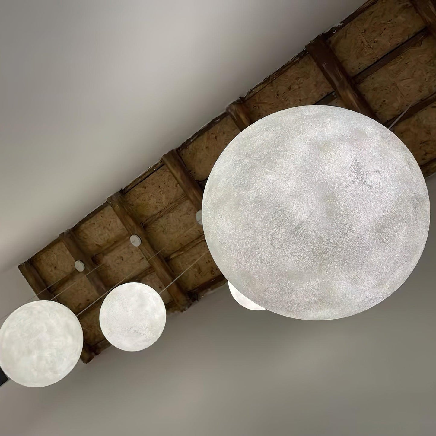 Luminaires Pendentifs LED Lune Envoûtants – Design Élégant et Apaisant Parfait pour Créer une Ambiance