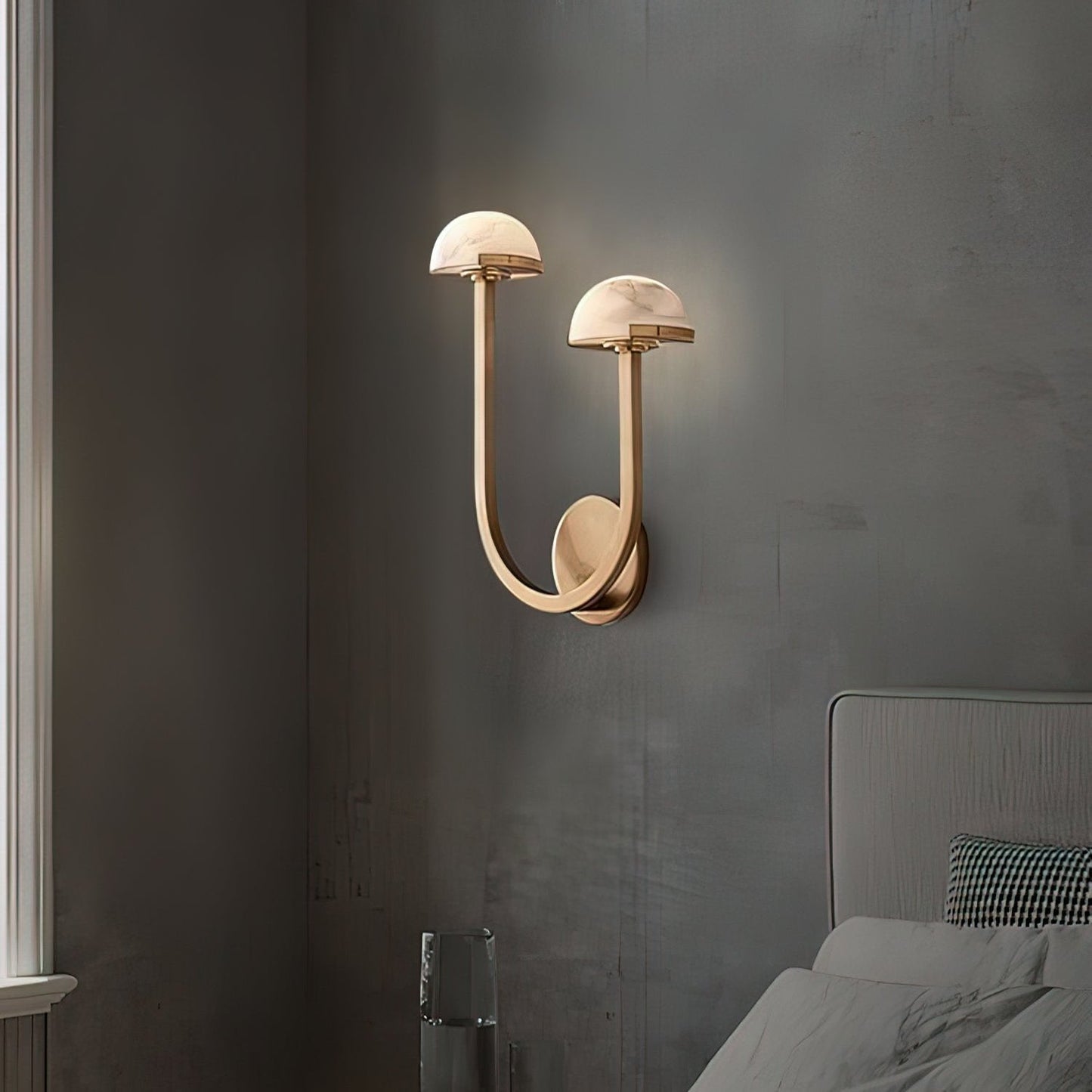 Applique murale en alabastre Pilz élégamment conçue – Design organique intemporel en alabastre et laiton pour des espaces sophistiqués