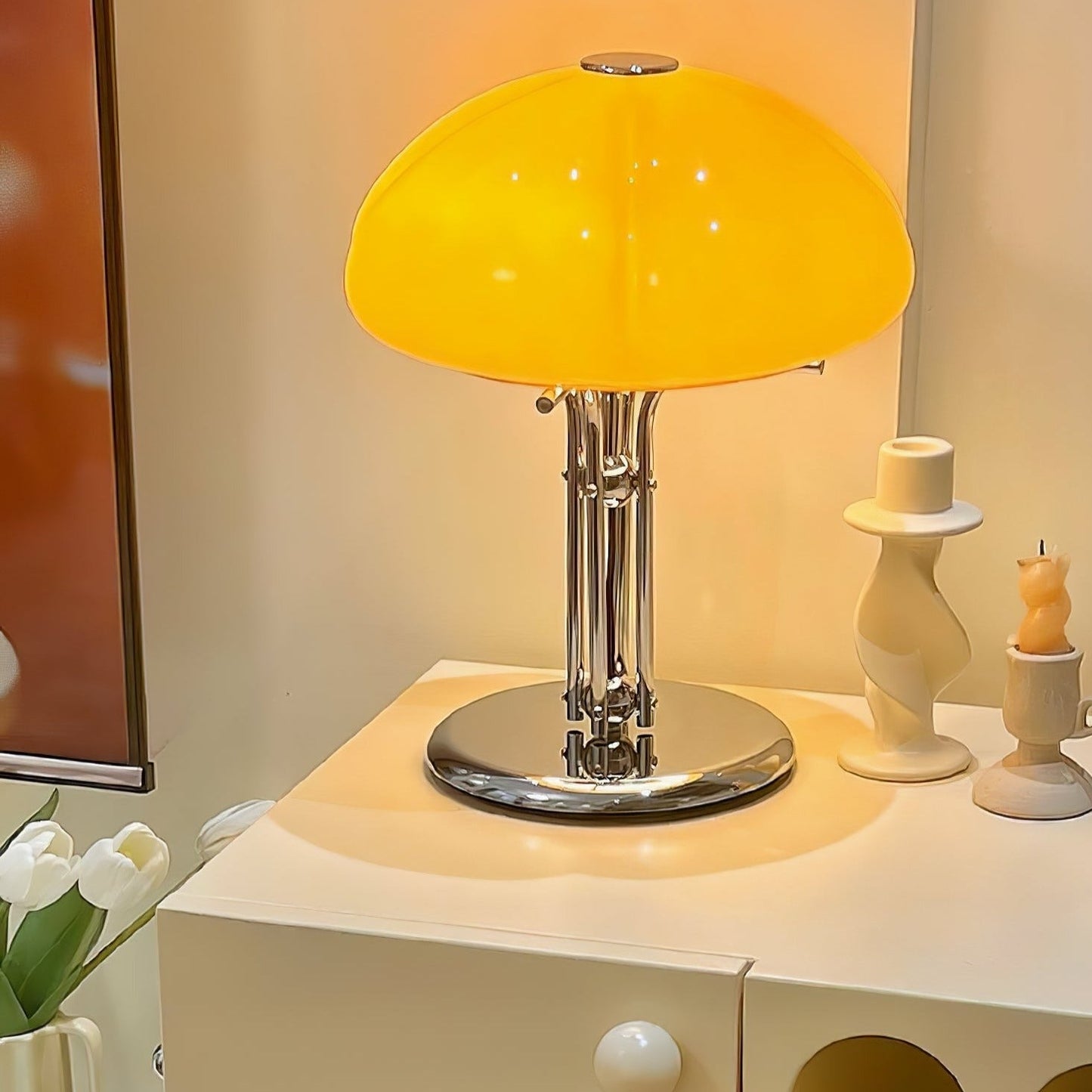 Elegante Bauhaus tafellamp ontworpen door Pilz – Chique fusie van glas en metaal met warme amberkleurige lampenkap