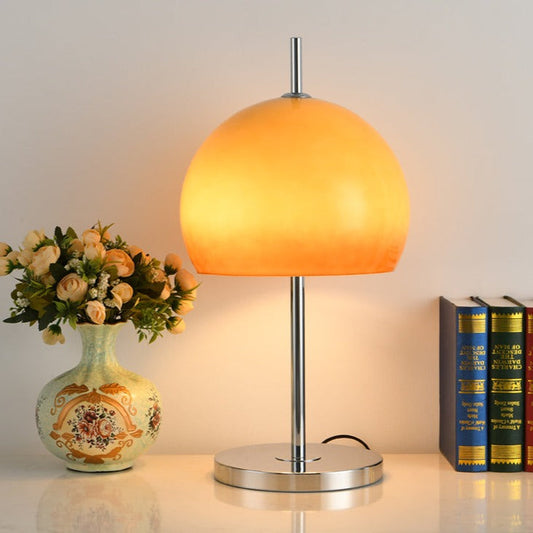Lampe de table Bauhaus élégamment conçue par Pilz – Fusion chic de verre et métal avec abat-jour amber chaud