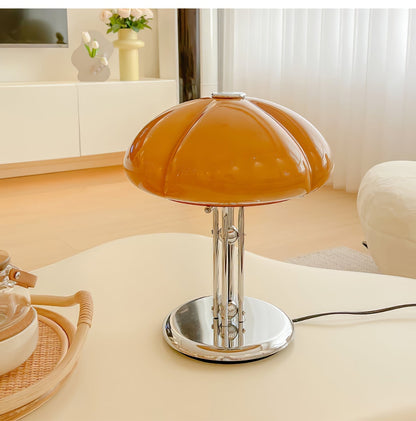 Elegante Bauhaus tafellamp ontworpen door Pilz – Chique fusie van glas en metaal met warme amberkleurige lampenkap