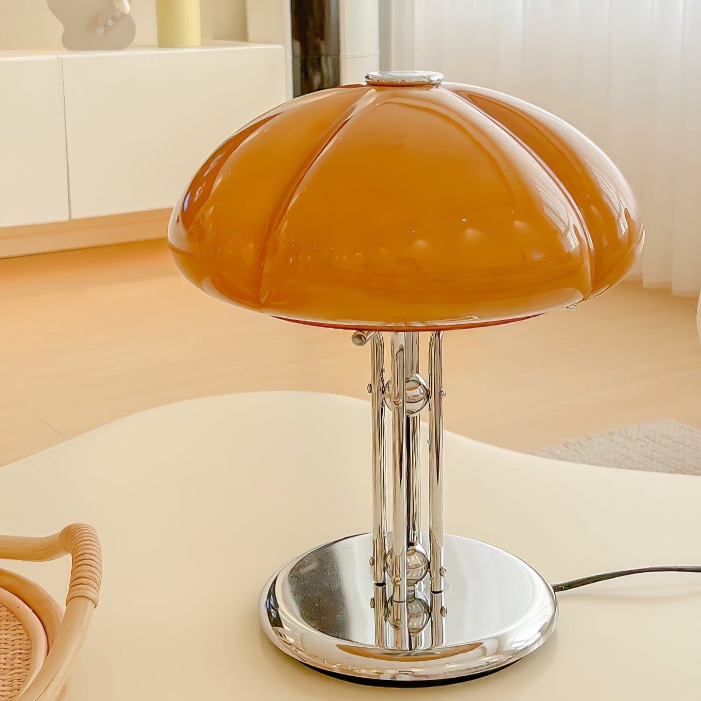 Elegante Bauhaus tafellamp ontworpen door Pilz – Chique fusie van glas en metaal met warme amberkleurige lampenkap