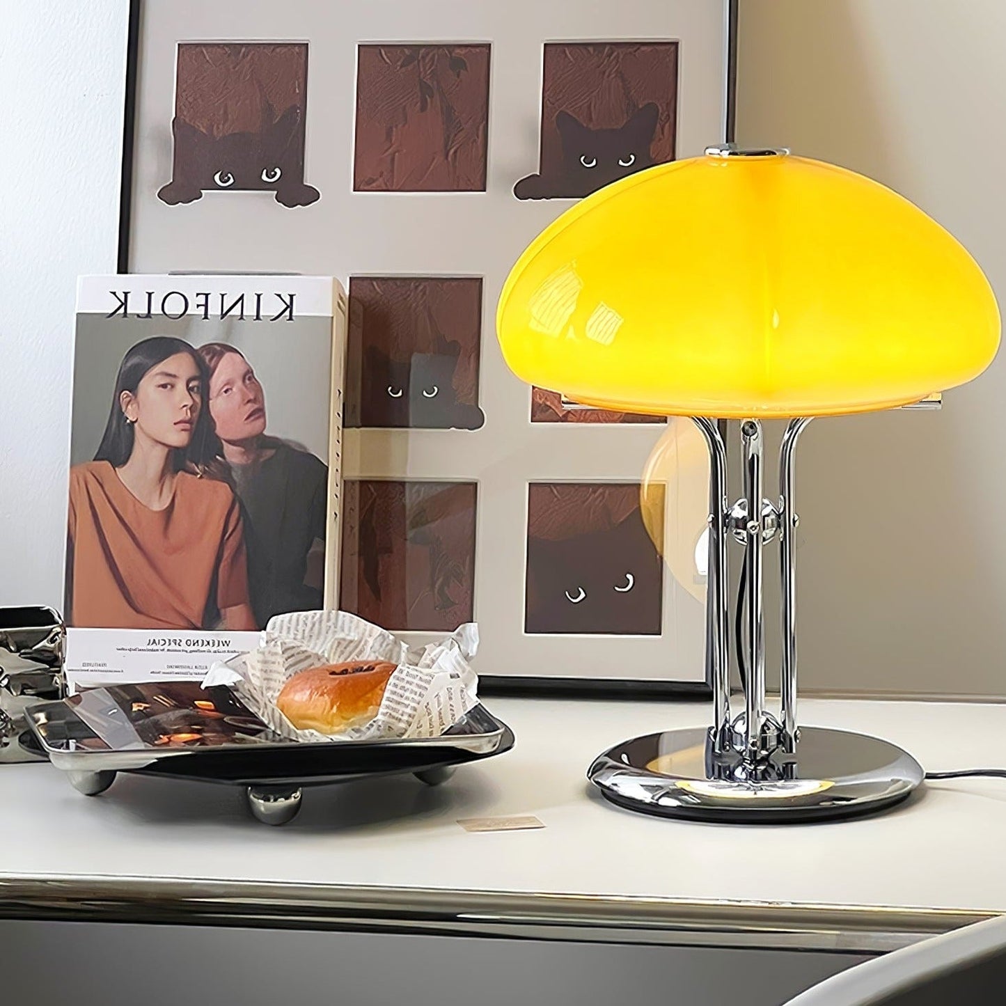 Elegante Bauhaus tafellamp ontworpen door Pilz – Chique fusie van glas en metaal met warme amberkleurige lampenkap