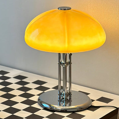 Elegante Bauhaus tafellamp ontworpen door Pilz – Chique fusie van glas en metaal met warme amberkleurige lampenkap