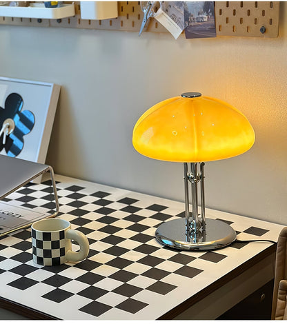 Elegante Bauhaus tafellamp ontworpen door Pilz – Chique fusie van glas en metaal met warme amberkleurige lampenkap