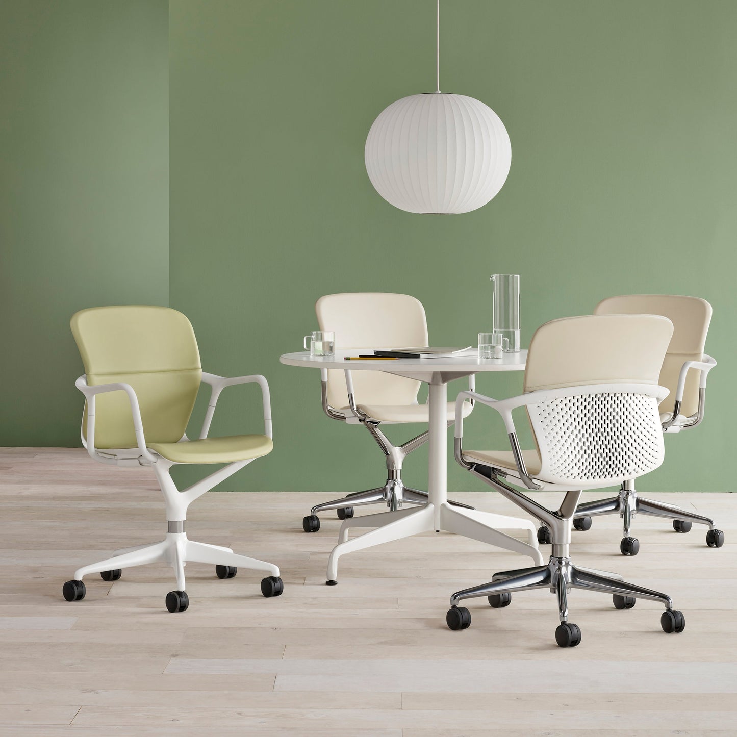 Nordische Chic Hangstoel – Elegant Hout- en Stalen Ontwerp Perfect voor Verfijnde Ruimtes