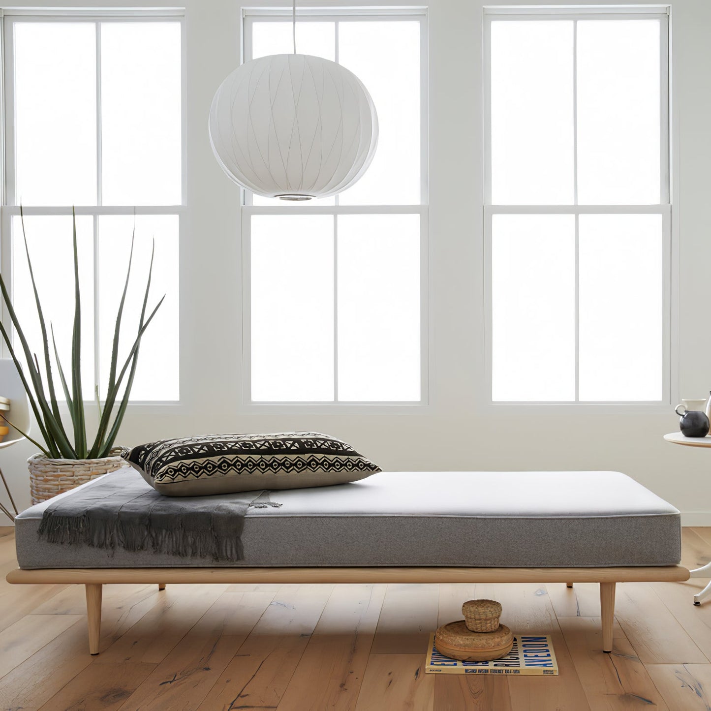 Nordische Chic Hangstoel – Elegant Hout- en Stalen Ontwerp Perfect voor Verfijnde Ruimtes