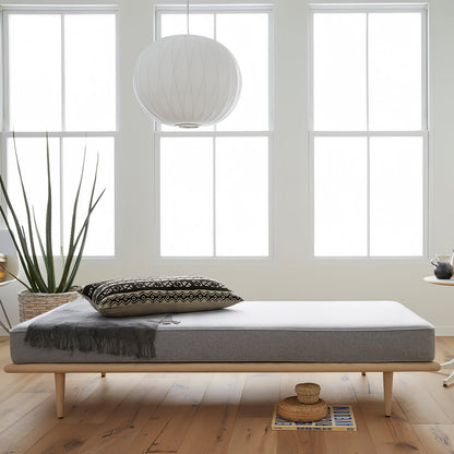 Nordische Chic Hangstoel – Elegant Hout- en Stalen Ontwerp Perfect voor Verfijnde Ruimtes