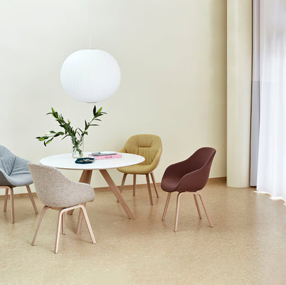 Nordische Chic Hangstoel – Elegant Hout- en Stalen Ontwerp Perfect voor Verfijnde Ruimtes