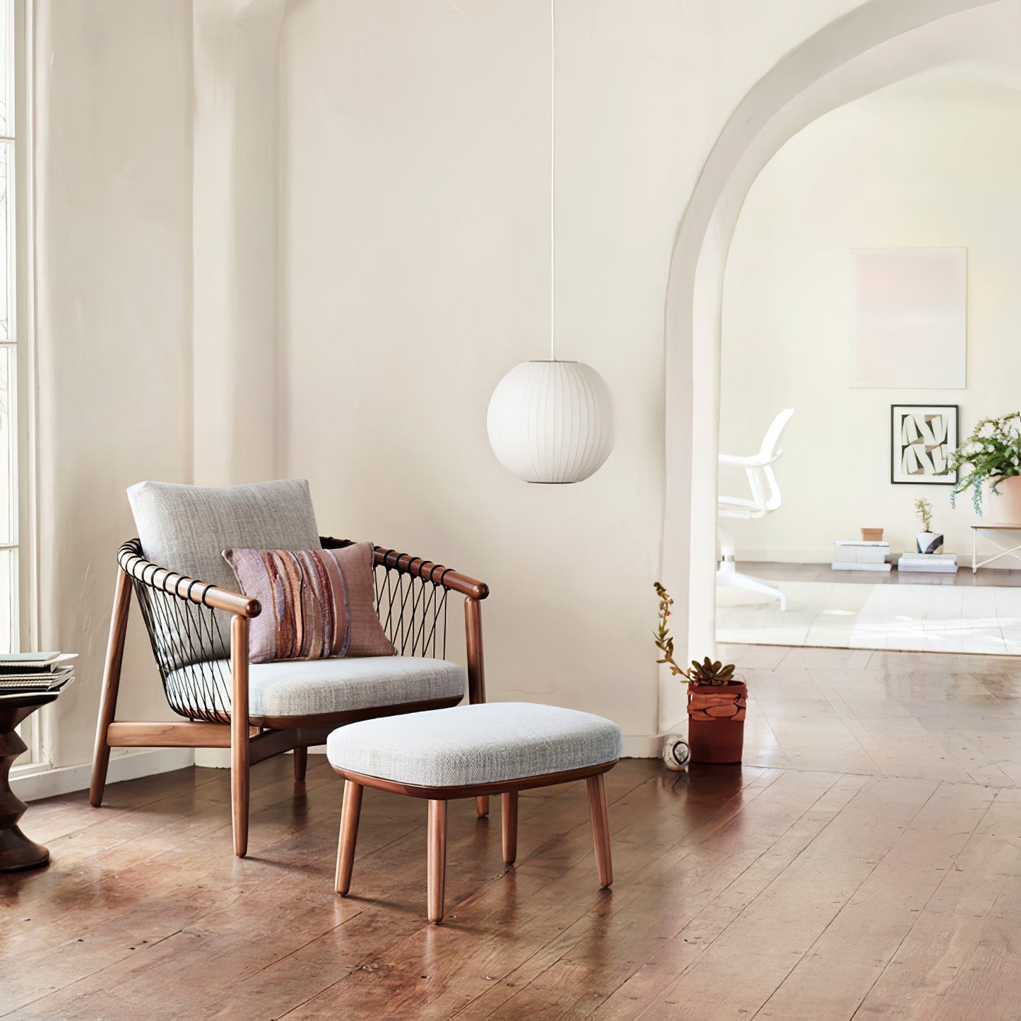 Nordische Chic Hangstoel – Elegant Hout- en Stalen Ontwerp Perfect voor Verfijnde Ruimtes