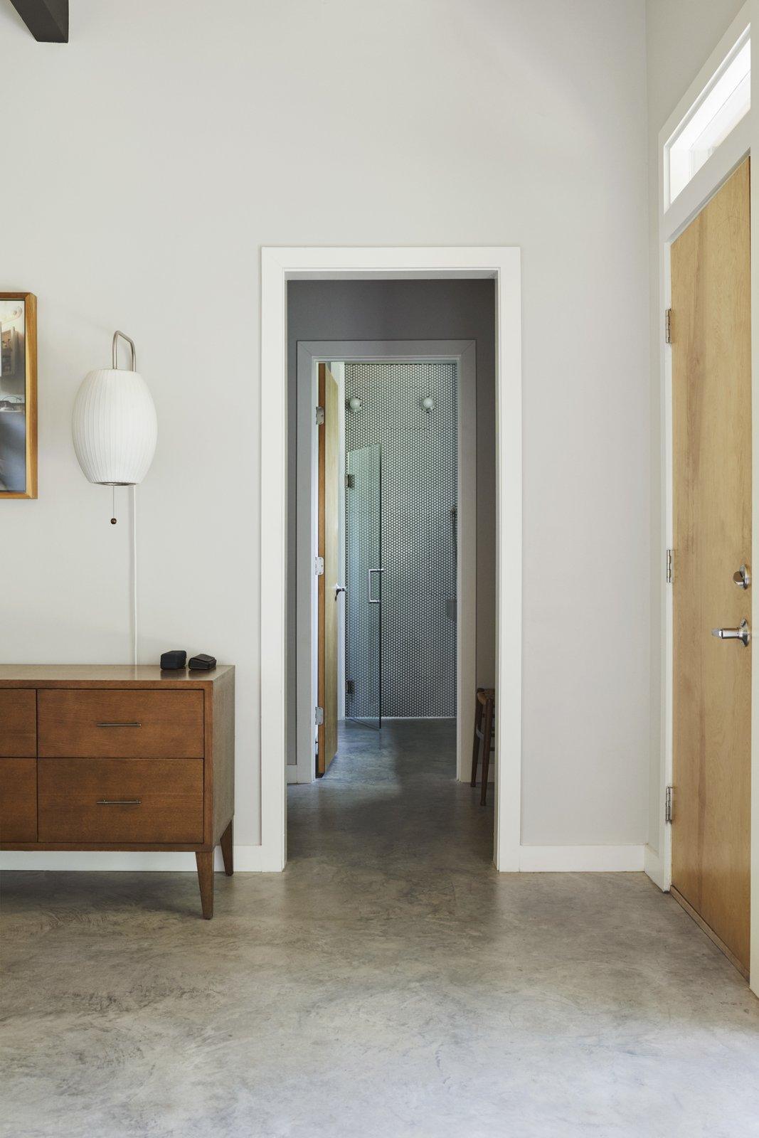 Vägglampa Nelson – Elegant modern design från 1950-talet med valnötsträ och metall