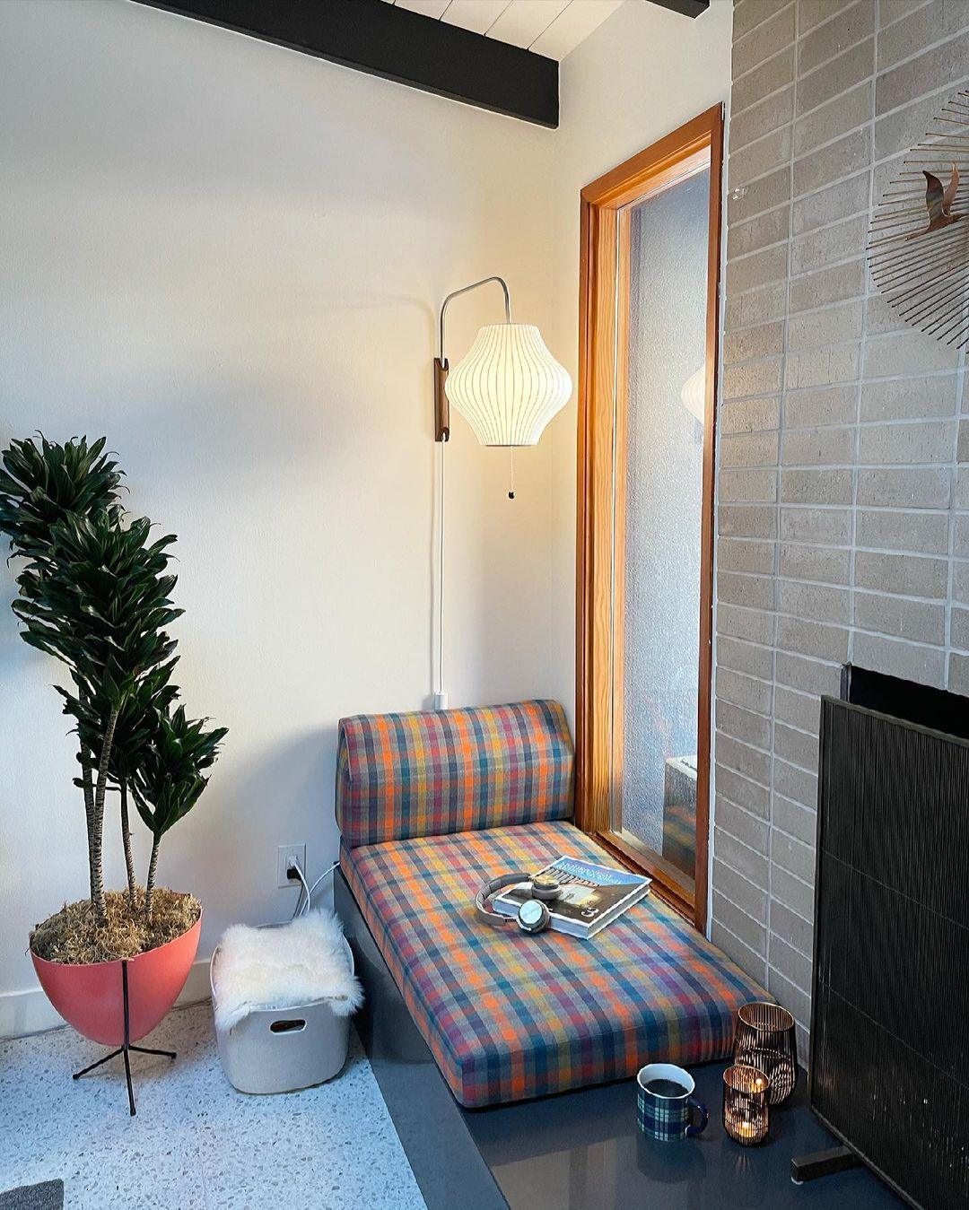 Vägglampa Nelson – Elegant modern design från 1950-talet med valnötsträ och metall