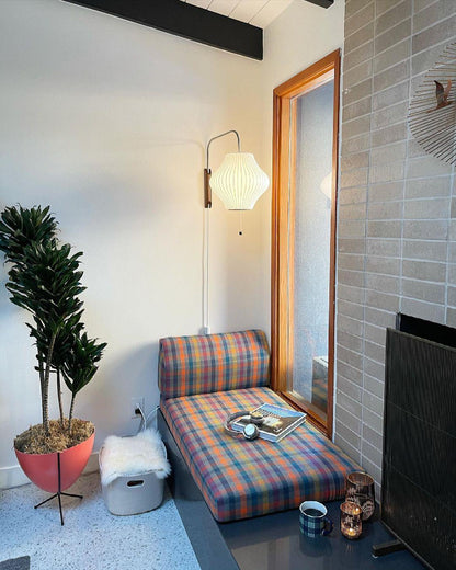 Vägglampa Nelson – Elegant modern design från 1950-talet med valnötsträ och metall