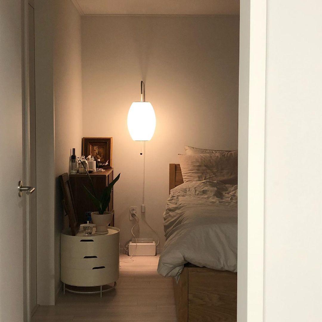 Vägglampa Nelson – Elegant modern design från 1950-talet med valnötsträ och metall