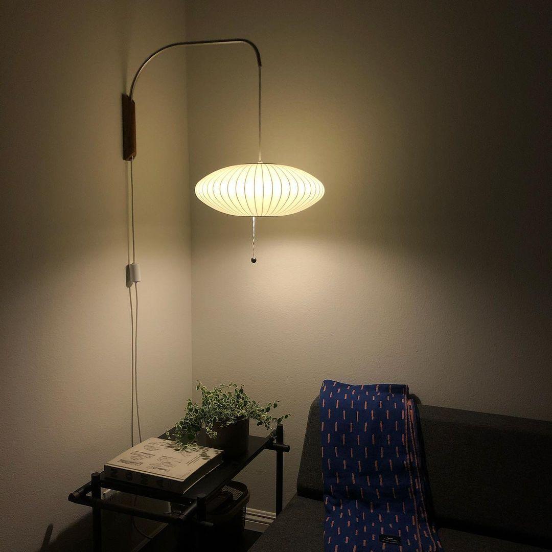 Vägglampa Nelson – Elegant modern design från 1950-talet med valnötsträ och metall