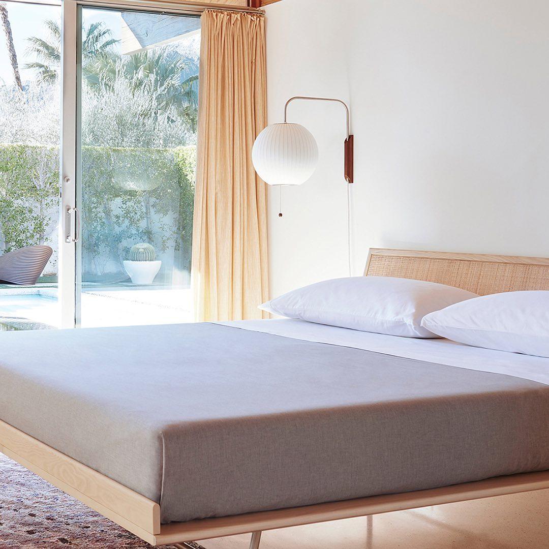 Vägglampa Nelson – Elegant modern design från 1950-talet med valnötsträ och metall