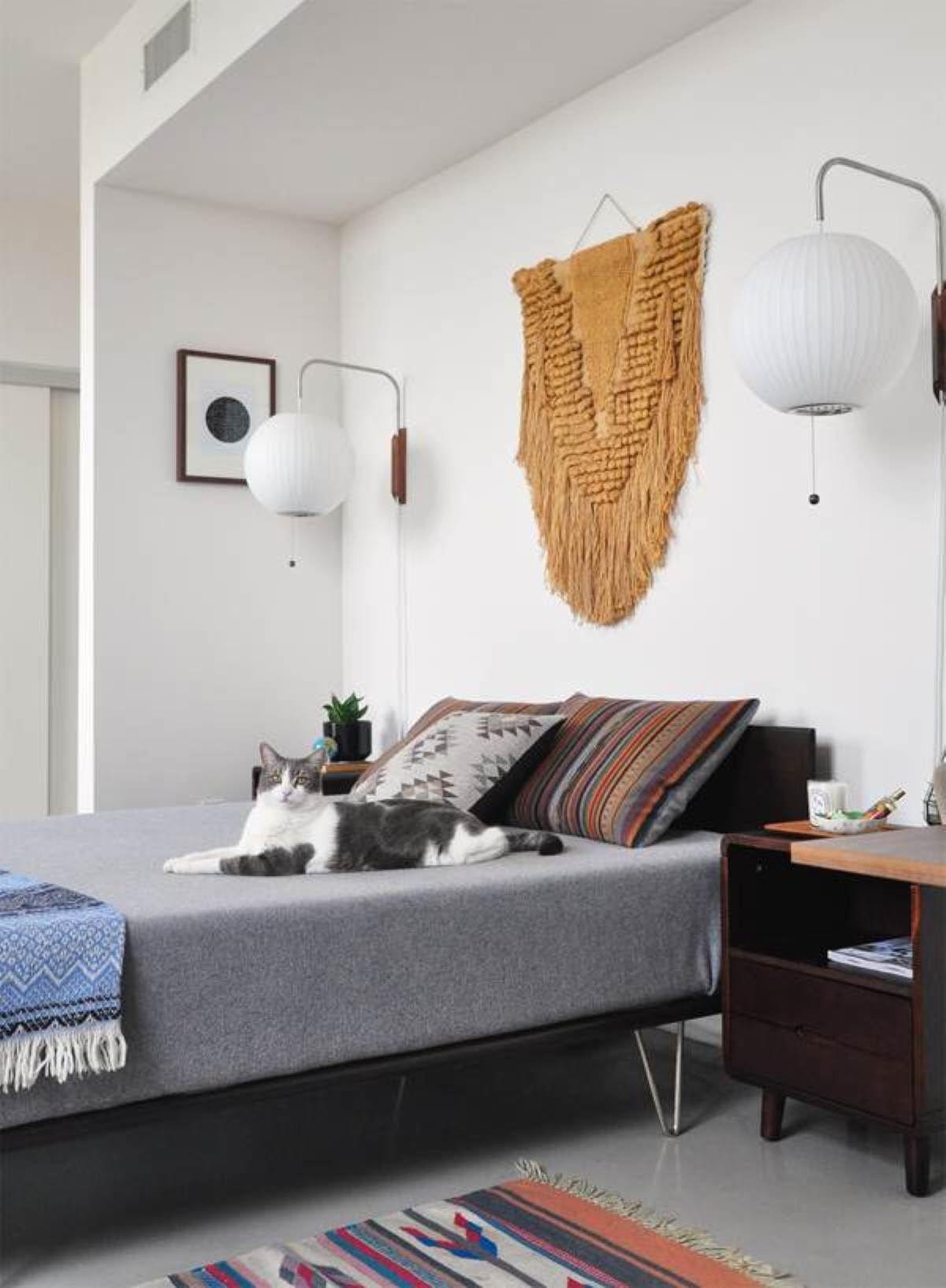 Vägglampa Nelson – Elegant modern design från 1950-talet med valnötsträ och metall