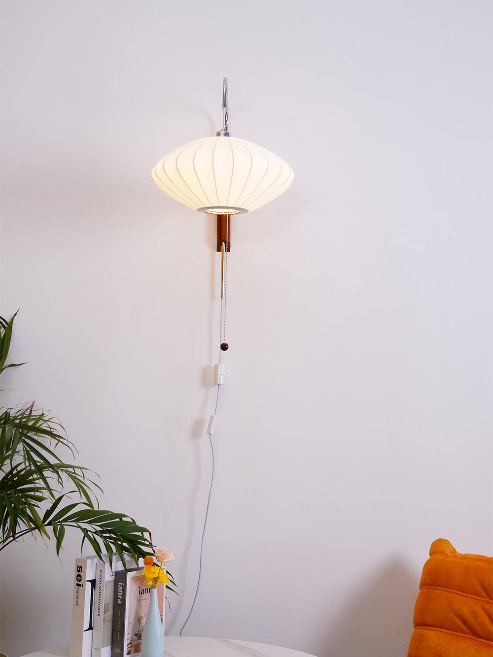 Vägglampa Nelson – Elegant modern design från 1950-talet med valnötsträ och metall