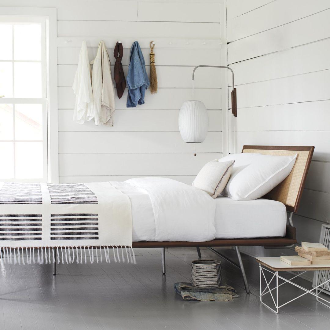 Vägglampa Nelson – Elegant modern design från 1950-talet med valnötsträ och metall