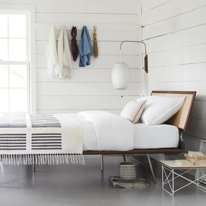 Vägglampa Nelson – Elegant modern design från 1950-talet med valnötsträ och metall