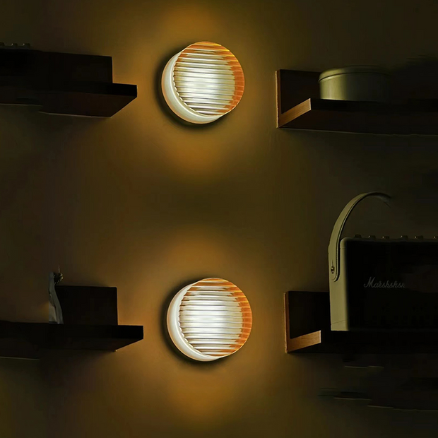 Elegant round LED wall sconce – Warm ambiance with Mylk glass diffuser for living room and bedroom decoration