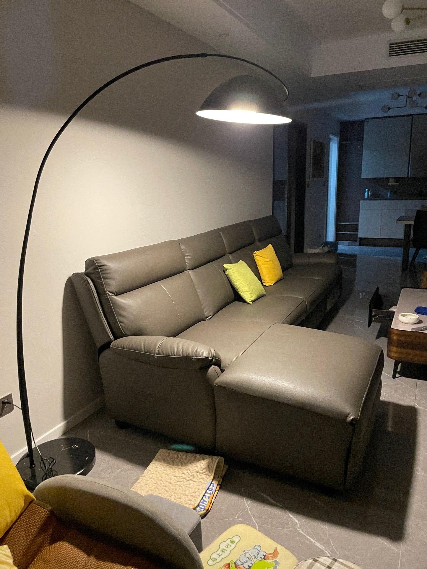 Lampe sur pied Arc de style scandinave – Éclairage LED élégant avec bras réglable