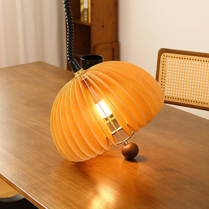 Suspension en forme de citrouille charmante – Lampe en métal et bois polyvalente avec une touche rustique
