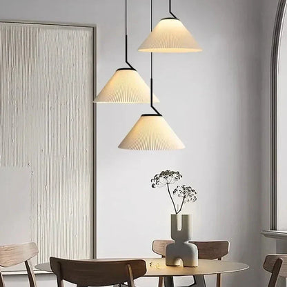 Élégance scandinave : Suspension LED en tissu crème avec design plissé nordique