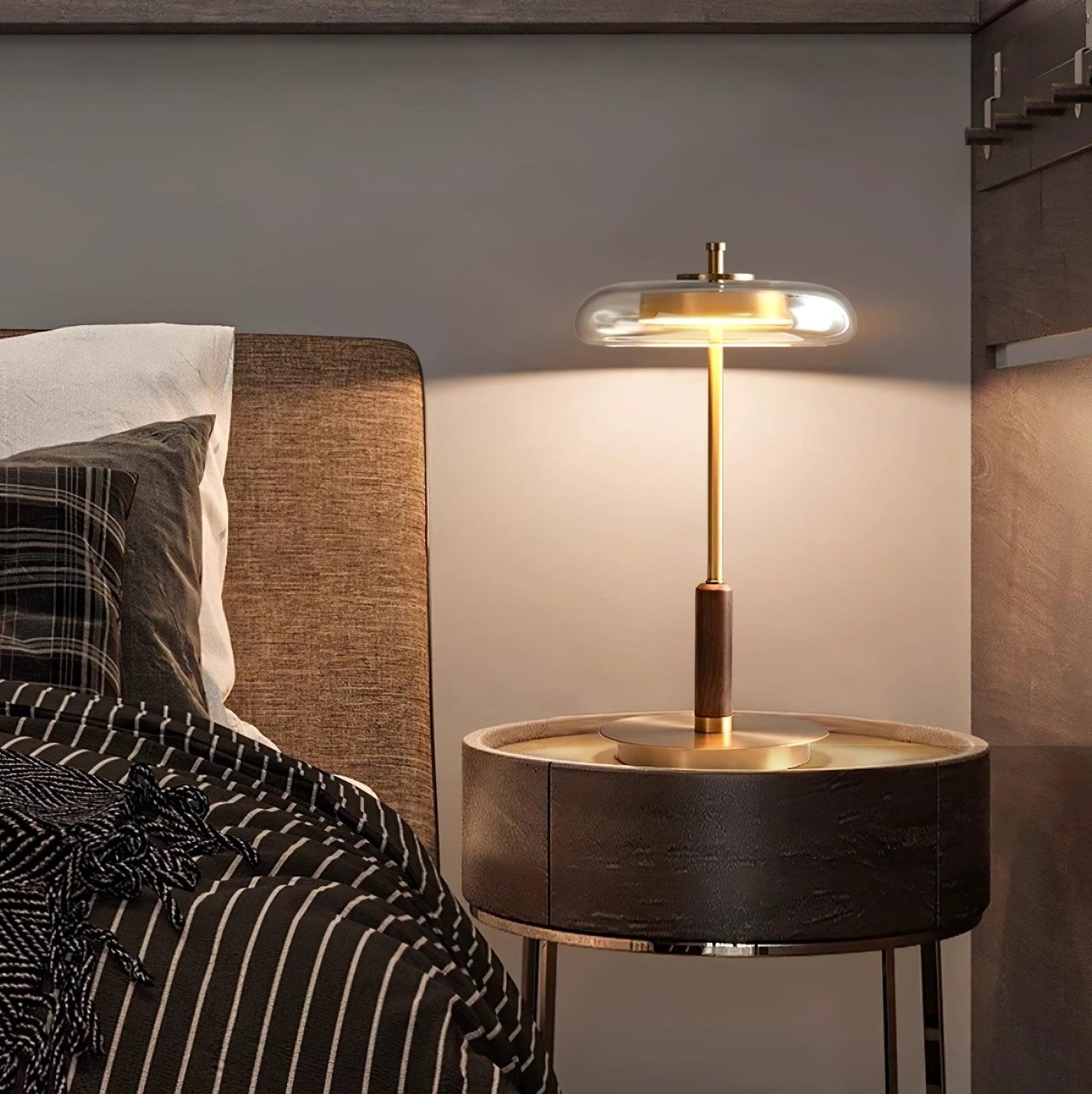 Lampe de Table Contemporaine Ronaldo – Design Élégant en Métal et Verre LED avec une Lumière Douce