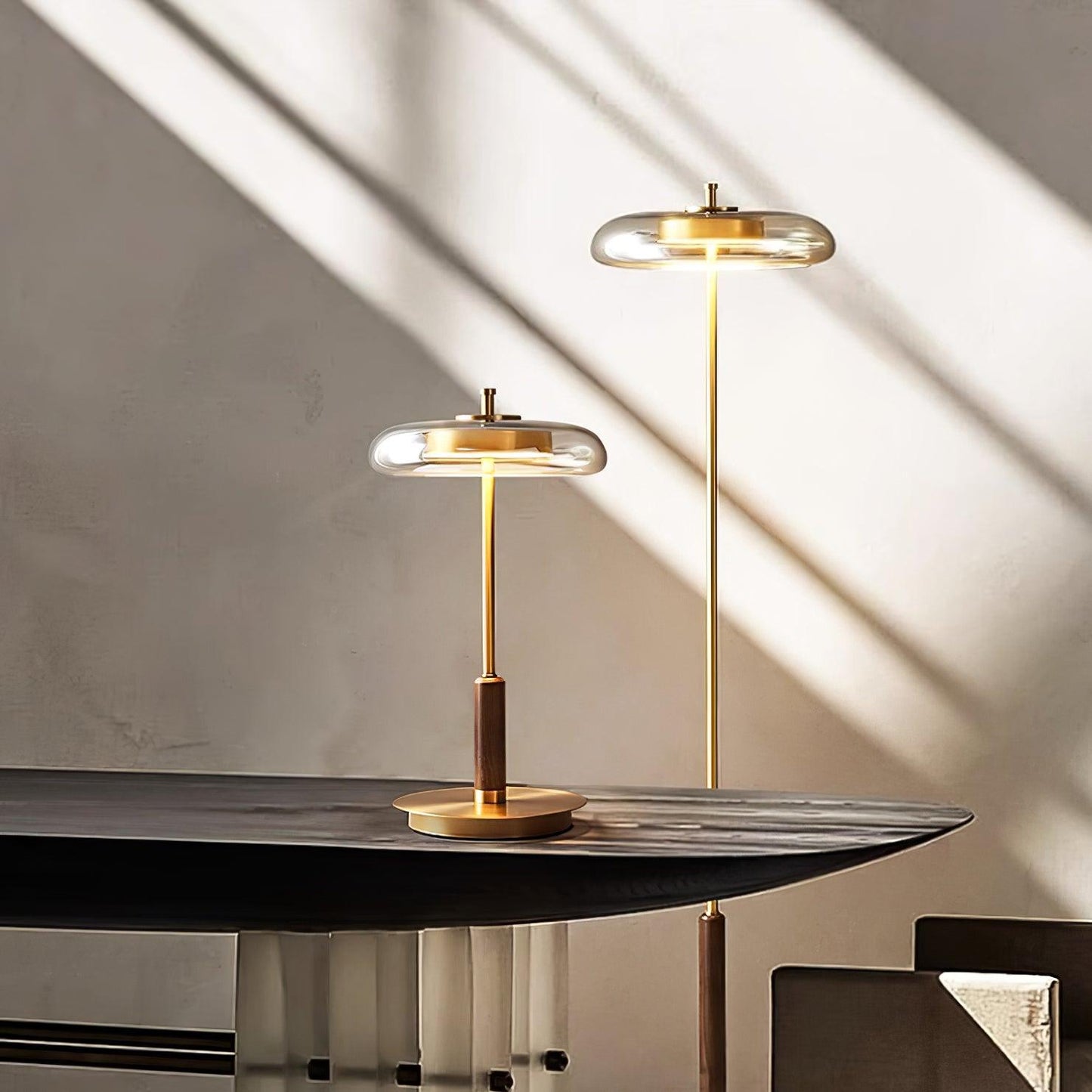 Lampe de Table Contemporaine Ronaldo – Design Élégant en Métal et Verre LED avec une Lumière Douce
