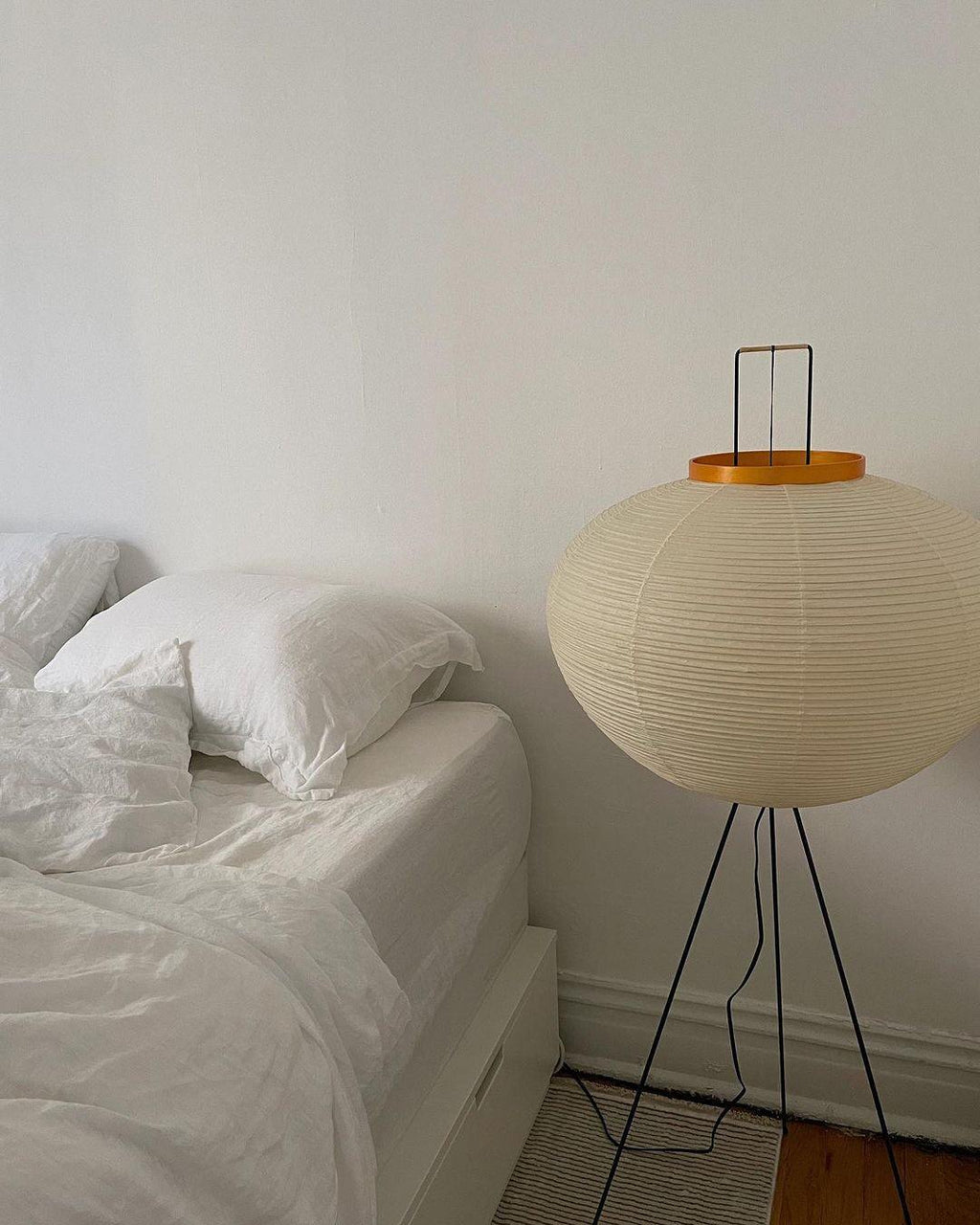 Lampadaire en papier de riz élégant – Éclairage sleek et stylé pour votre salon et votre chambre à coucher