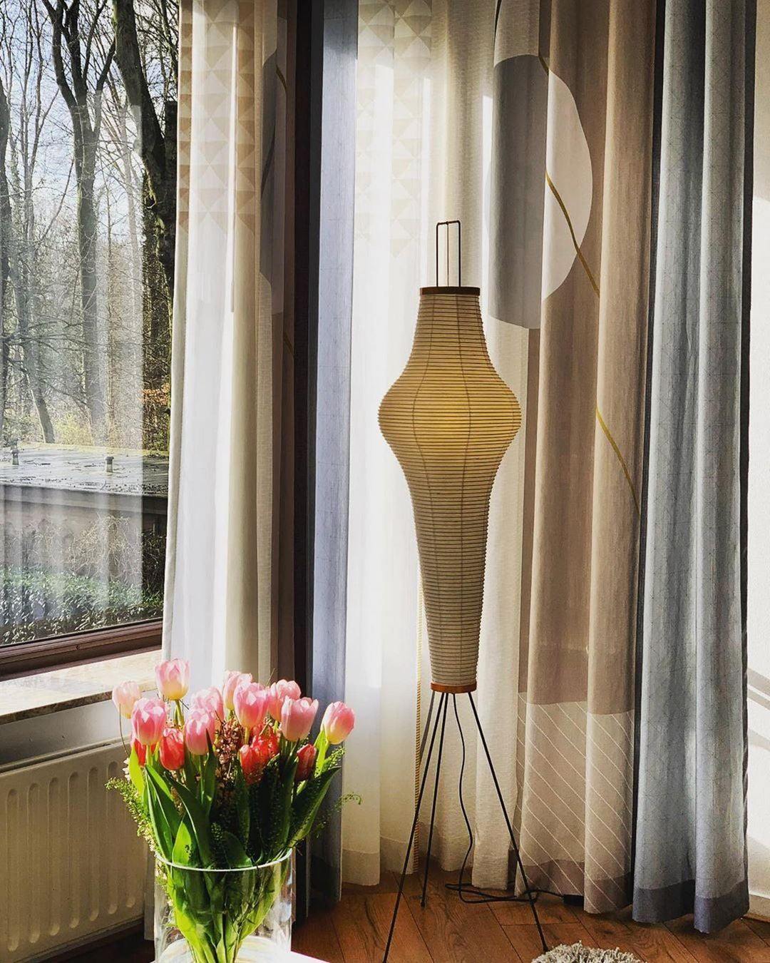 Lampadaire en papier de riz élégant – Éclairage sleek et stylé pour votre salon et votre chambre à coucher