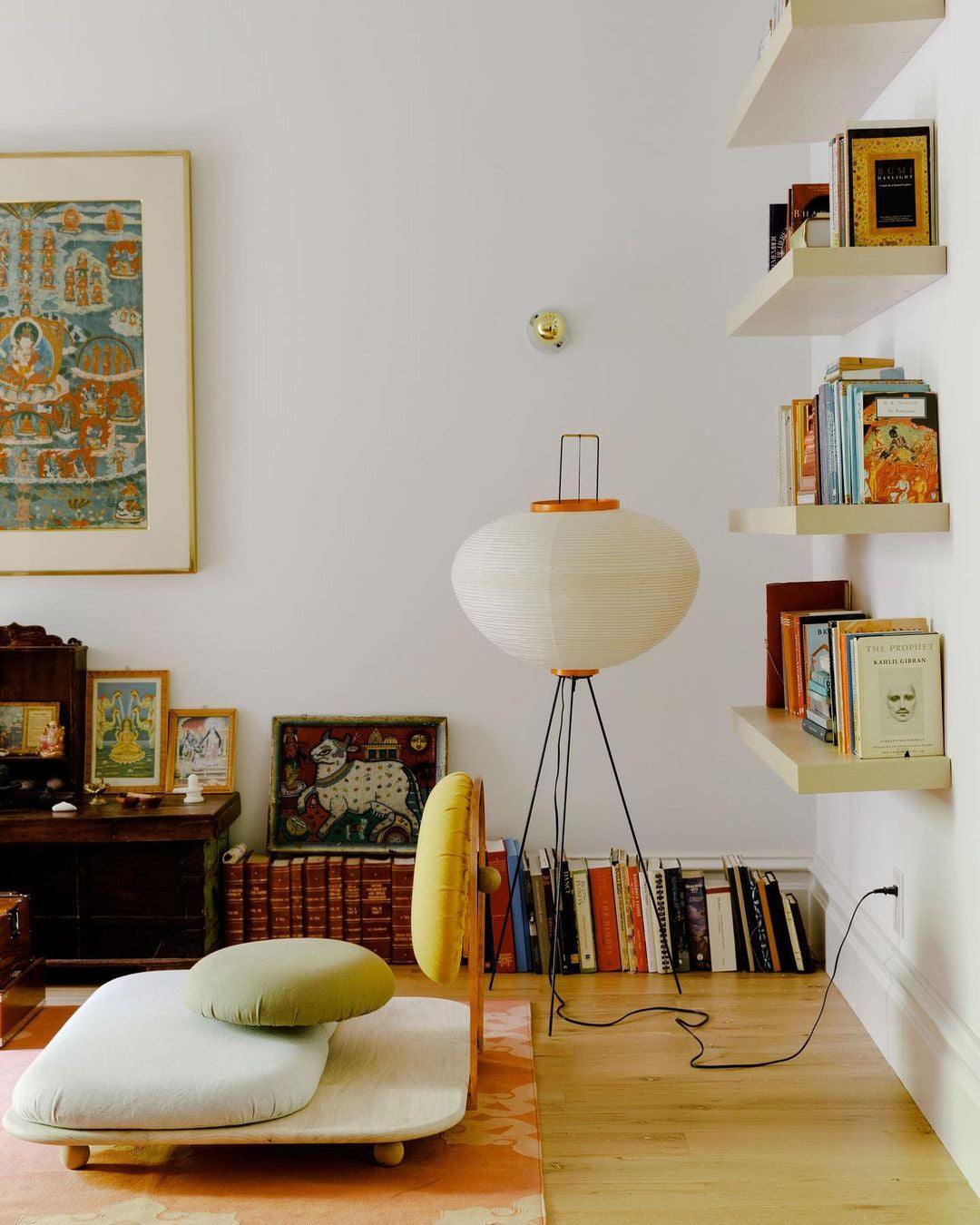 Lampadaire en papier de riz élégant – Éclairage sleek et stylé pour votre salon et votre chambre à coucher