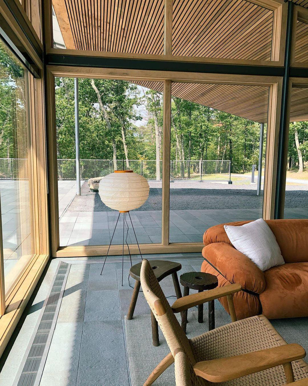 Lampadaire en papier de riz élégant – Éclairage sleek et stylé pour votre salon et votre chambre à coucher