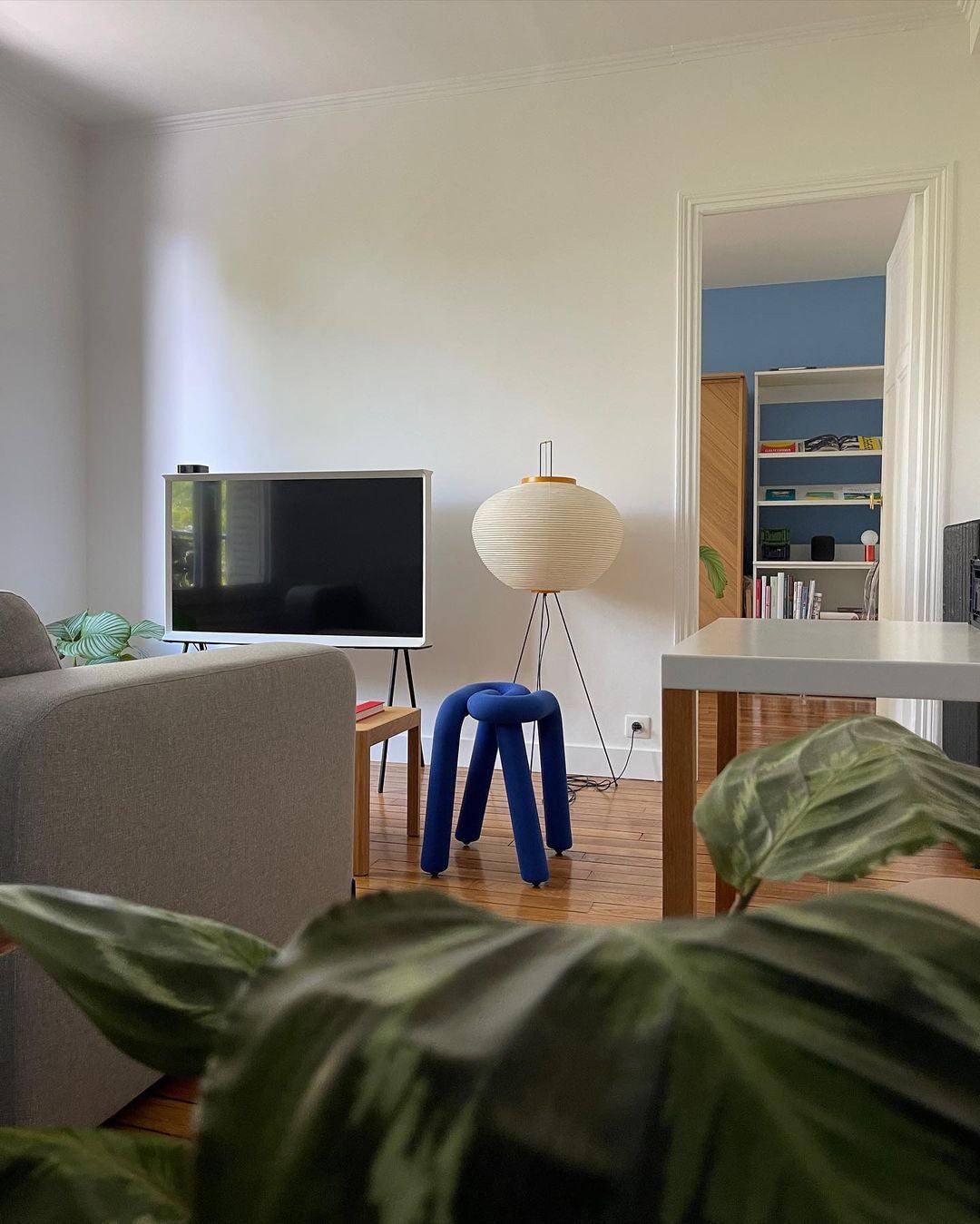 Lampadaire en papier de riz élégant – Éclairage sleek et stylé pour votre salon et votre chambre à coucher