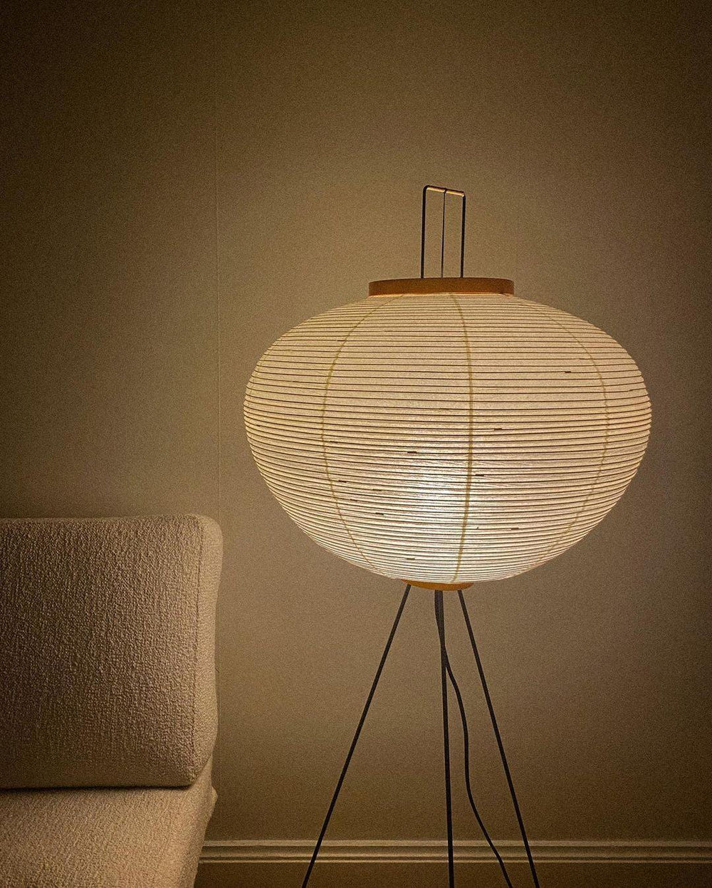 Lampadaire en papier de riz élégant – Éclairage sleek et stylé pour votre salon et votre chambre à coucher