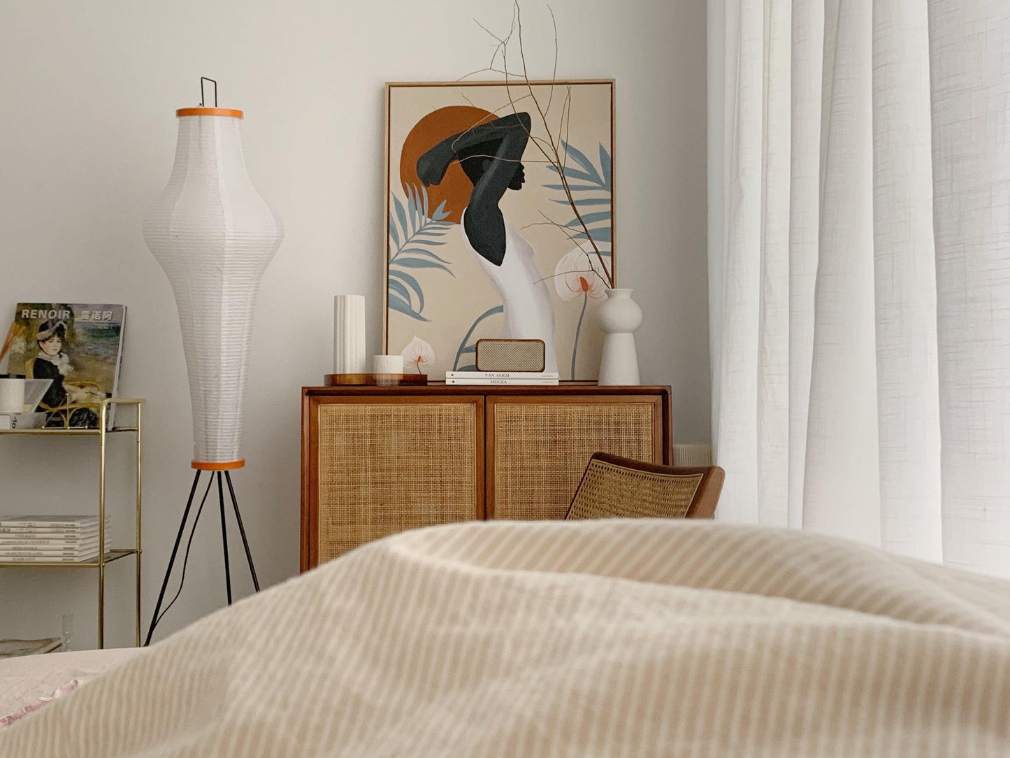 Lampadaire en papier de riz élégant – Éclairage sleek et stylé pour votre salon et votre chambre à coucher