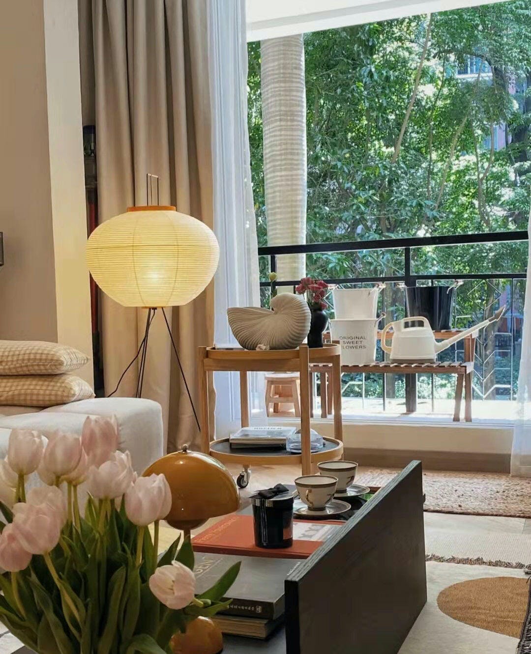 Lampadaire en papier de riz élégant – Éclairage sleek et stylé pour votre salon et votre chambre à coucher