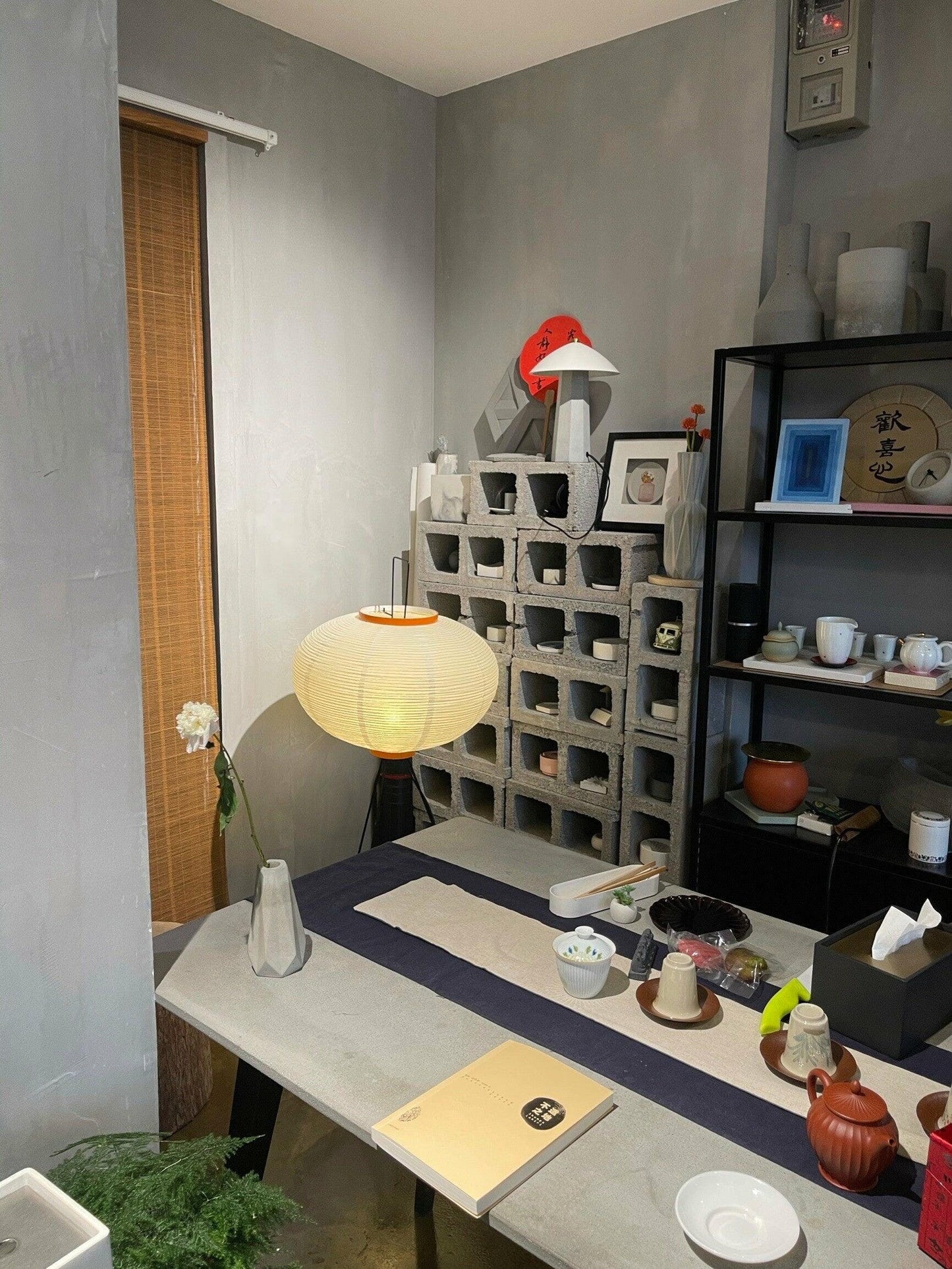 Lampadaire en papier de riz élégant – Éclairage sleek et stylé pour votre salon et votre chambre à coucher