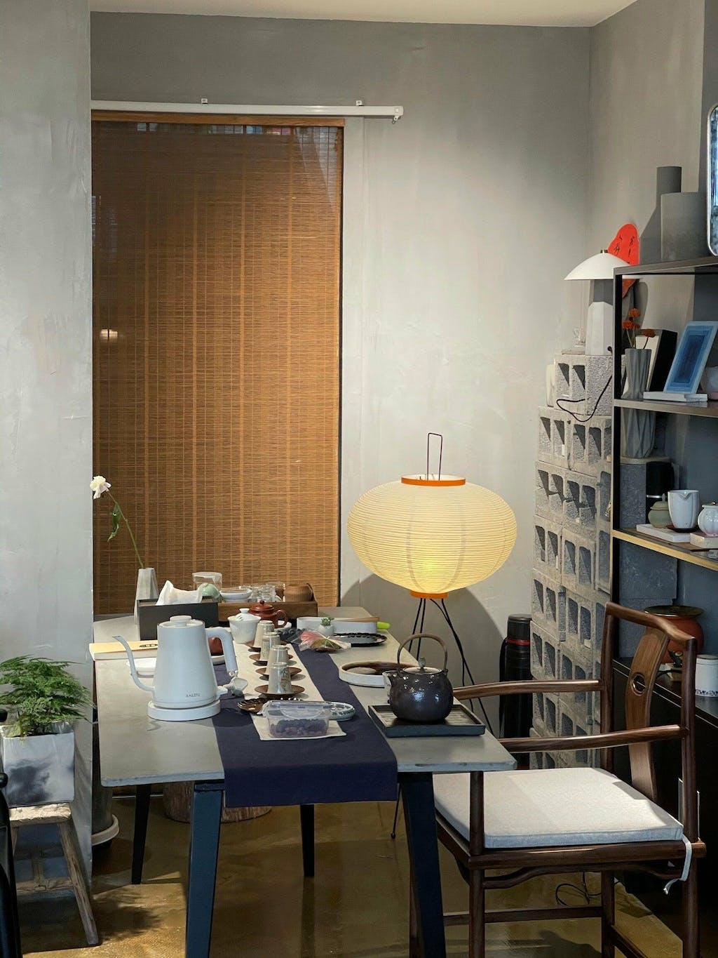 Lampadaire en papier de riz élégant – Éclairage sleek et stylé pour votre salon et votre chambre à coucher