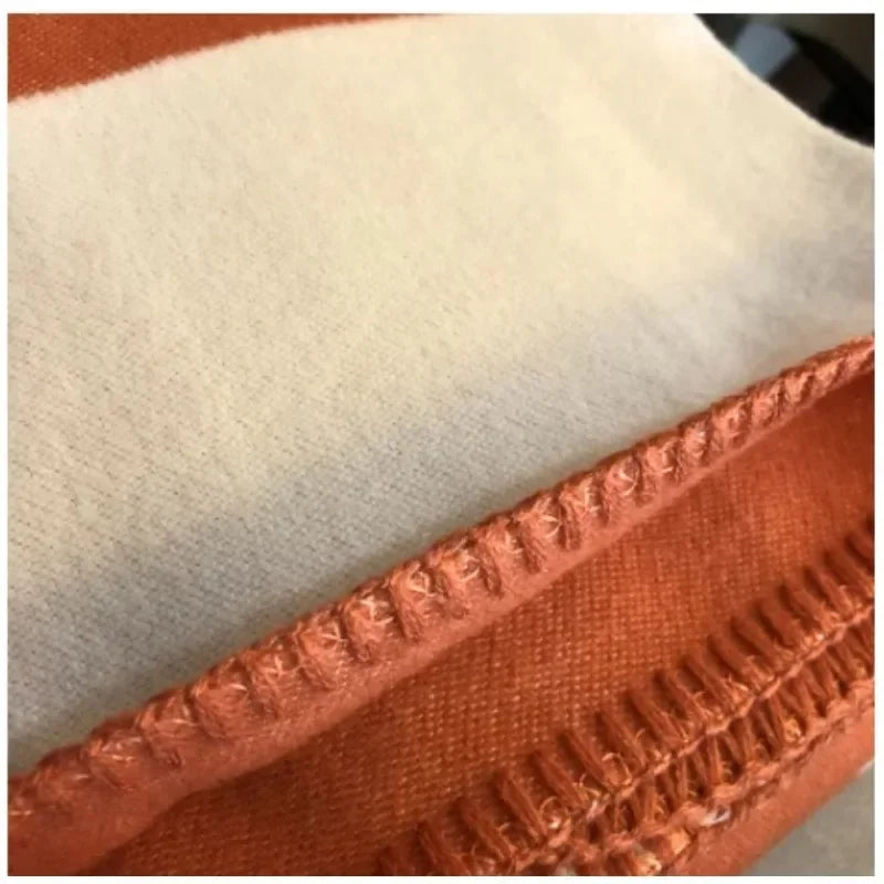 Découvrez l'élégance de la couverture en cachemire et laine LuxeChaleur – Votre plaid de luxe doux et élégant