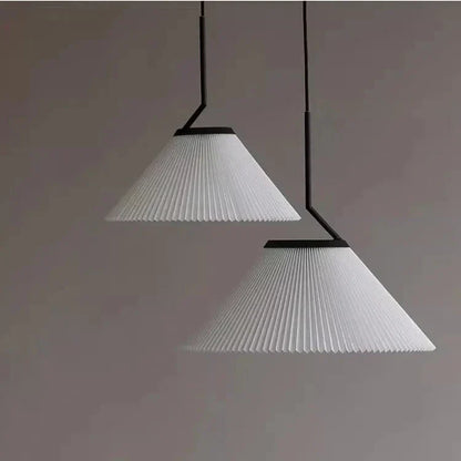 Élégance scandinave : Suspension LED en tissu crème avec design plissé nordique