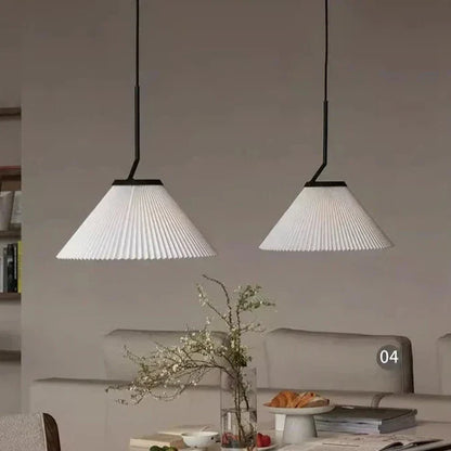 Élégance scandinave : Suspension LED en tissu crème avec design plissé nordique