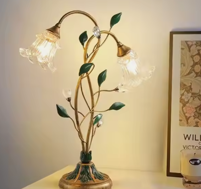 Lampe de table florale vintage charmante – Design exquis en fer, cristal et verre
