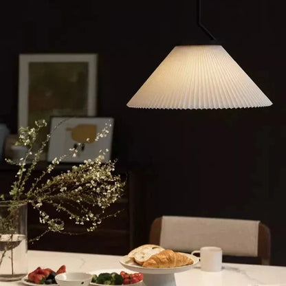 Élégance scandinave : Suspension LED en tissu crème avec design plissé nordique