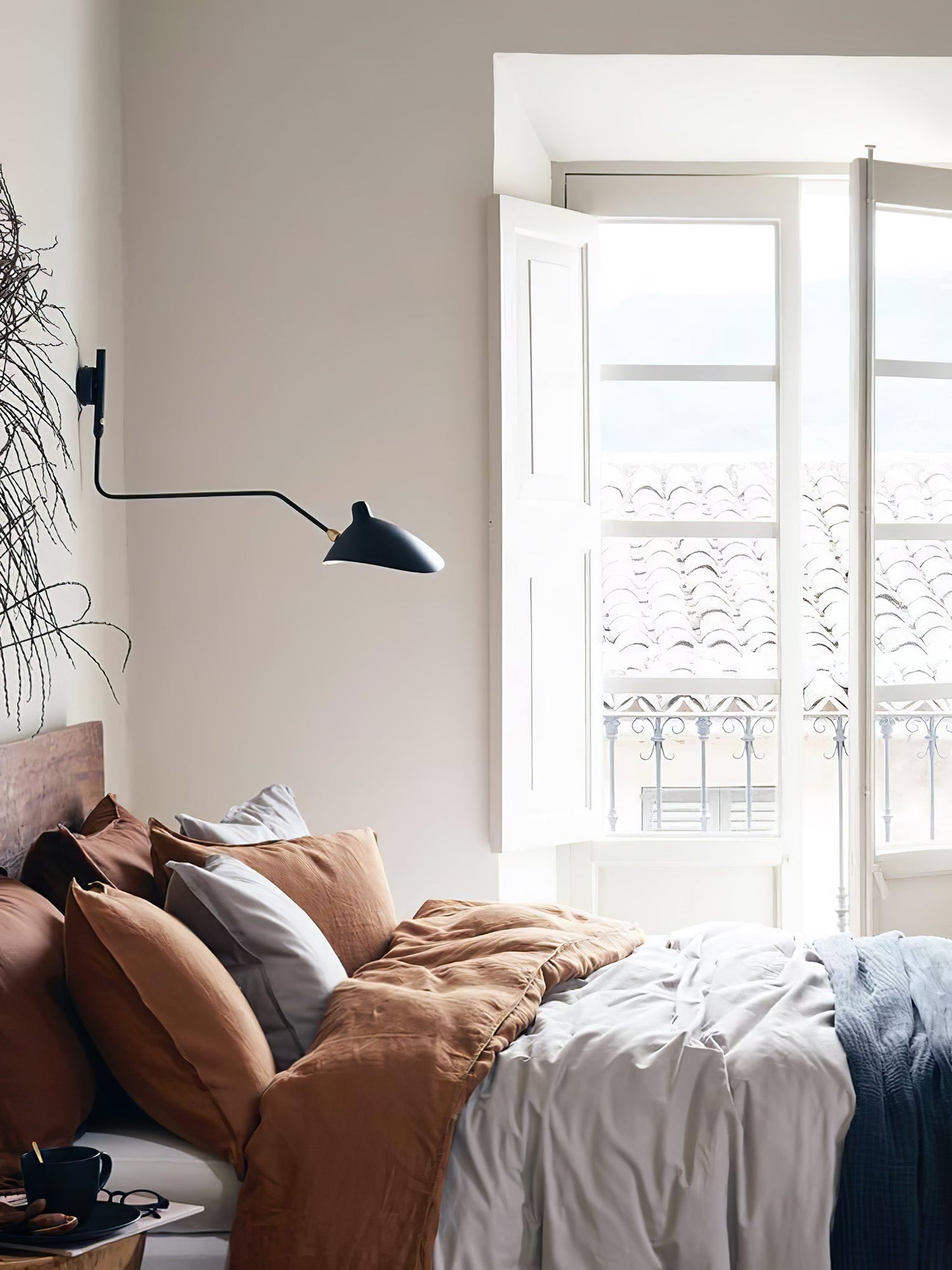 Applique Murale à Un Bras Inspirée de Mouille – Design Chic et Ajustable pour Espaces Sophistiqués