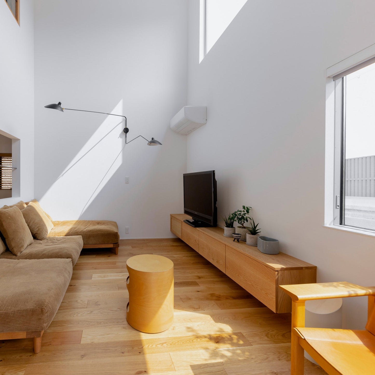 Applique Murale à Un Bras Inspirée de Mouille – Design Chic et Ajustable pour Espaces Sophistiqués