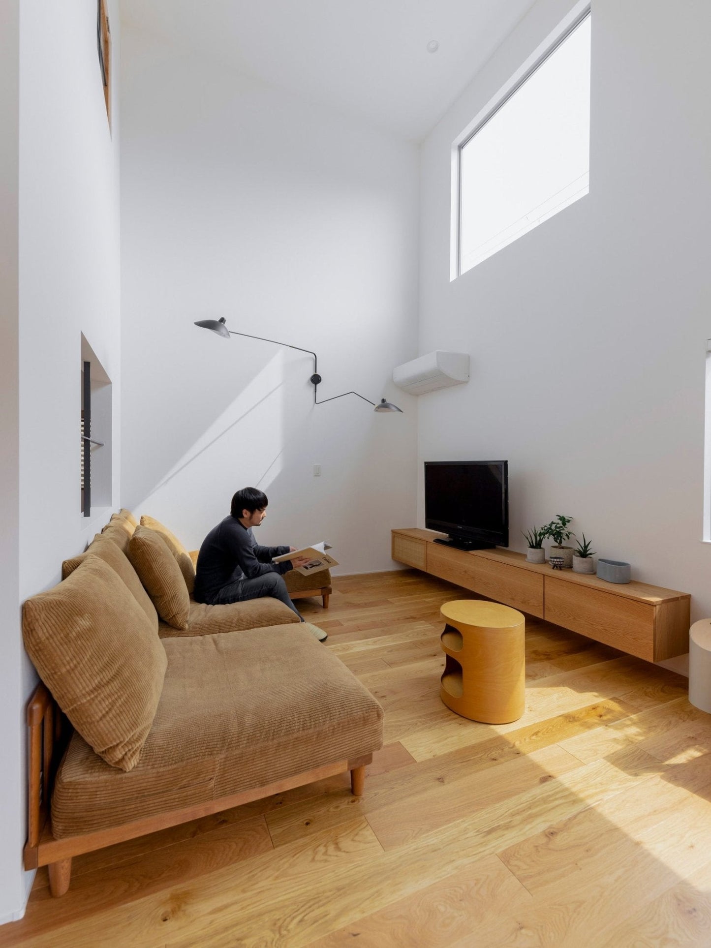 Applique Murale à Un Bras Inspirée de Mouille – Design Chic et Ajustable pour Espaces Sophistiqués